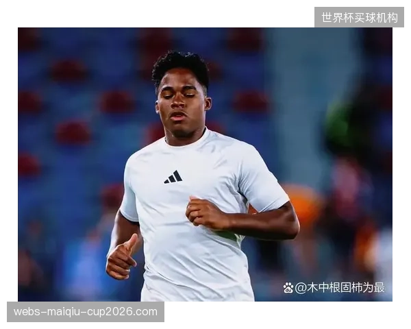 教练组通过热身赛名单调整释放信号，年轻前锋恩德里克获得考察机会，锋线竞争加剧。